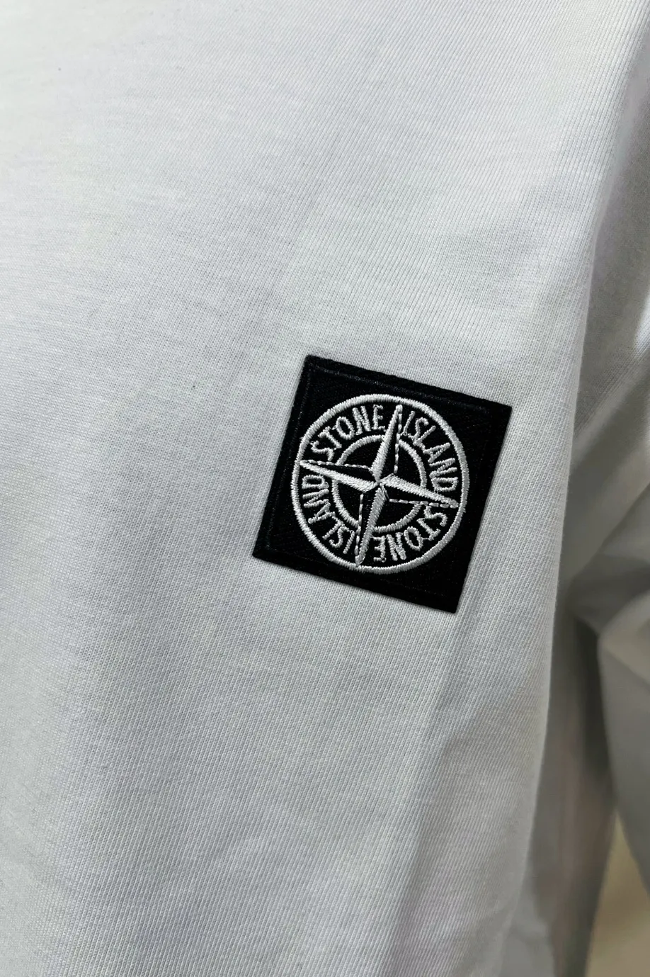 P180 Stone Island STONE ISLAND top version FW new long-sleeved T-shirt, classic style official website synchronization, embroidered small label LOGO long-sleeved T-shirt, 64-count high-density 280g double yarn pure cotton fabric, imported machine embroidered small label, embroidered letters are clean and neat, the letters are clear, supports NFC scanning to enter the official website, ready-to-wear collar hemming, shoulder hemming strips, collar tightly threaded , it has been processed by high-temperature color fixing and washing process before leaving the factory. It will not fade, shrink or pill. The style is simple, classic, soft and comfortable, a must-have wardrobe item. Color: black white, size: XS-L (the maximum L can wear 200 pounds)